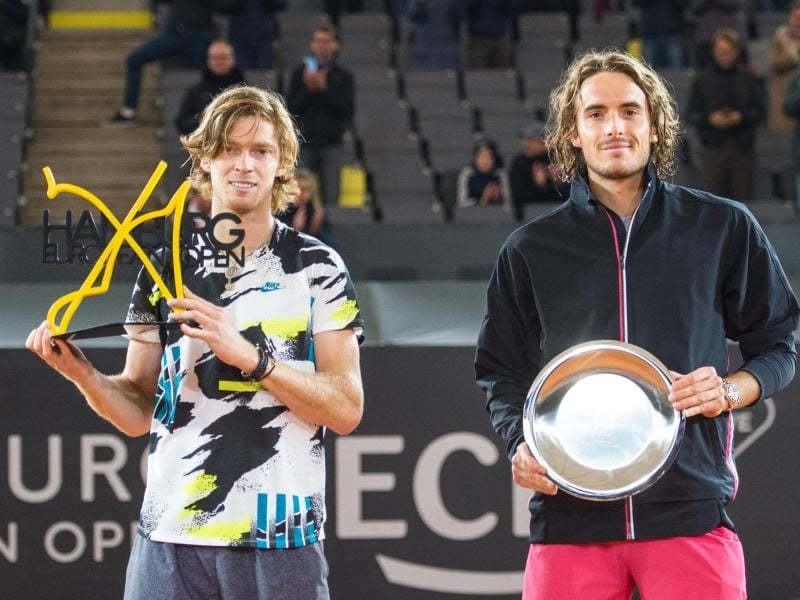 Andrej Rubljow (l) setzte sich in Hamburg im Finale gegen Stefanos Tsitsipas durch. Foto: Daniel Bockwoldt/dpa