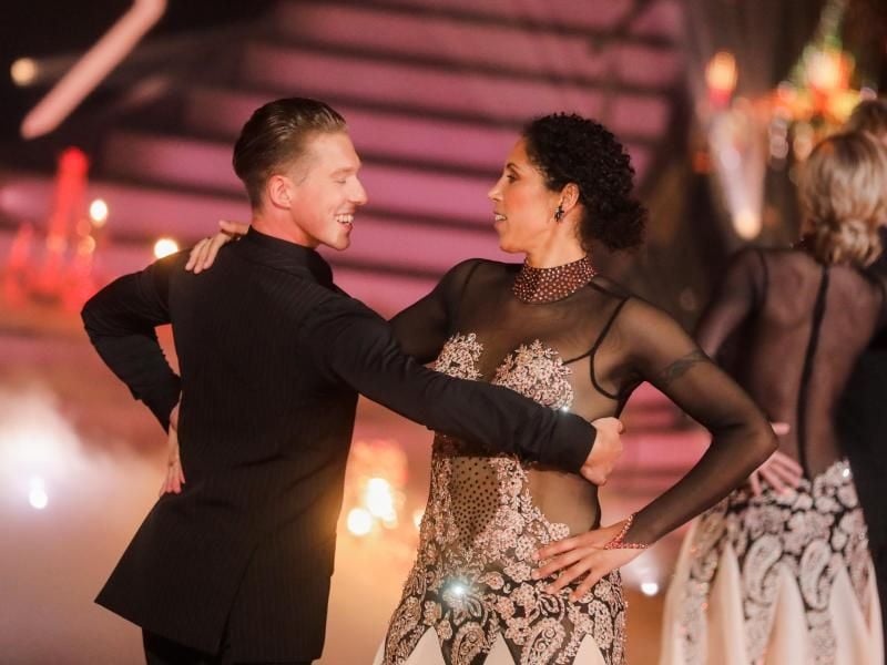 Ex-Fußballerin Steffi Jones und Valentin Lusin tanzen in der RTL-Tanzshow „Let's Dance” im Coloneum. Foto: Rolf Vennenbernd/dpa