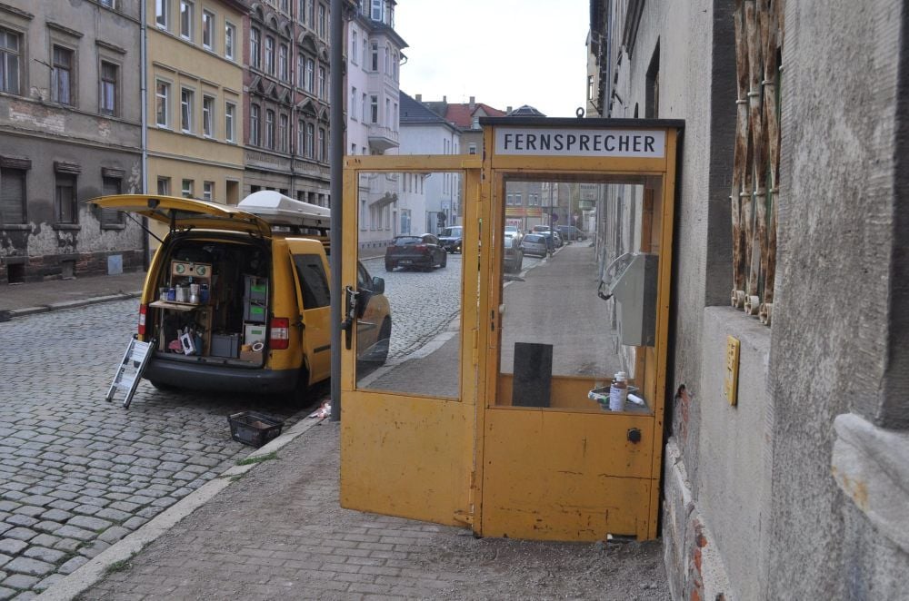 Telefonzellen sind vielerorts aus dem Stadtbild verschwunden. „Fernsprecher“ sowieso. In der Feldstraße gibt es nun wieder einen als Requisite.