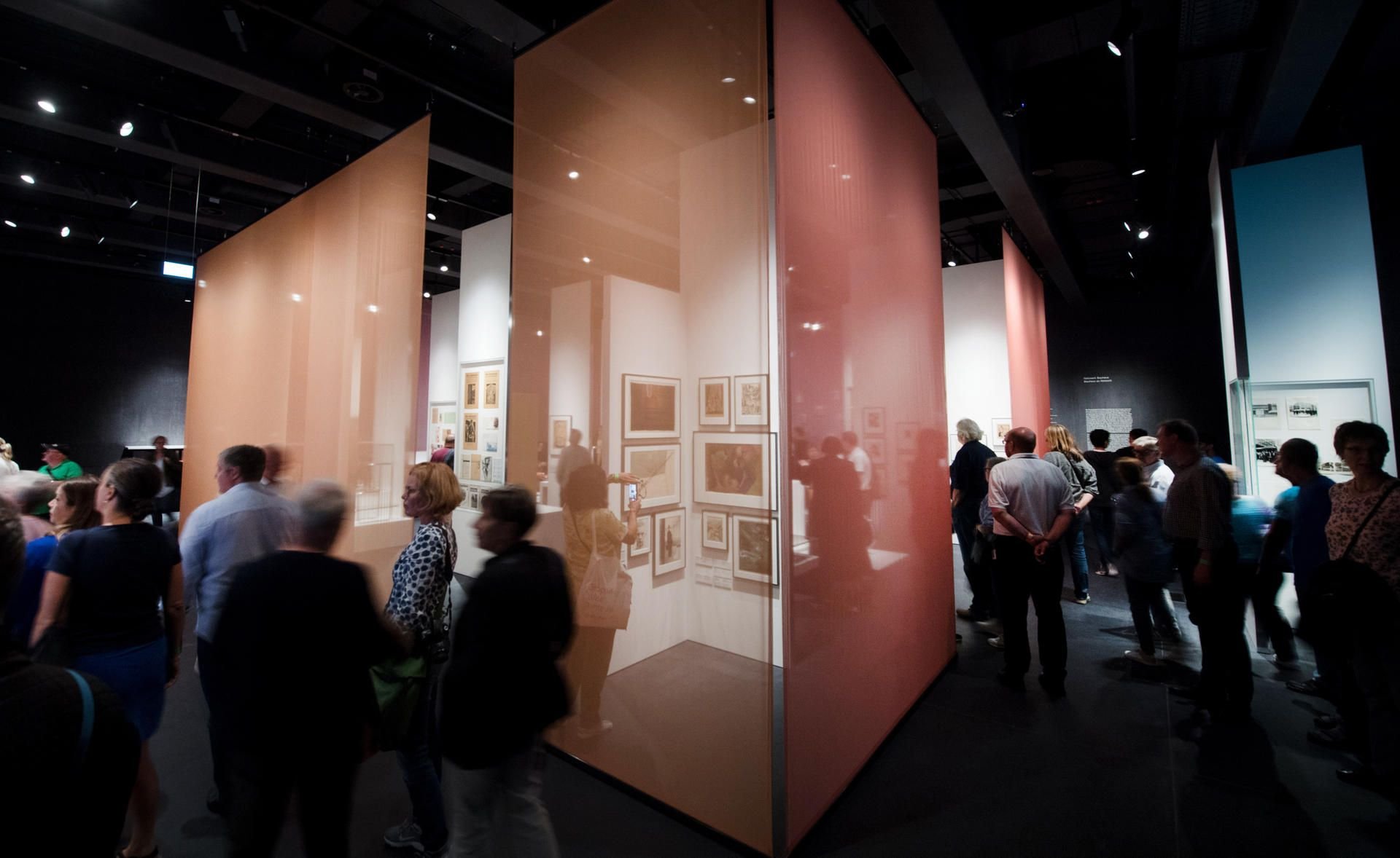 Die ersten Besucher erobern das Bauhaus Museum