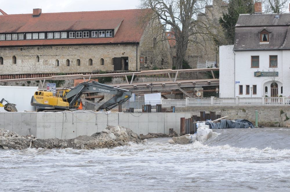 Da die Arbeiten des Landesbetriebs für Hochwasserschutz an der Bad Kösener Wehrwange andauern, kann die Stadt nicht rechtzeitig bis Ostern die Ausstiegstreppe in Betrieb nehmen. Wasserwanderer müssen demnach schon am Campingplatz ausbooten.