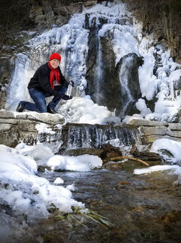 Bis zu sieben Meter hohe Eissäulen schmücken den Wasserfall in Königshütte. Einheimischen dient er auch als Wetterzeichen. MZ-Reporter Ralf Böhme misst die Temperatur im Kälteloch des Oberharzes.