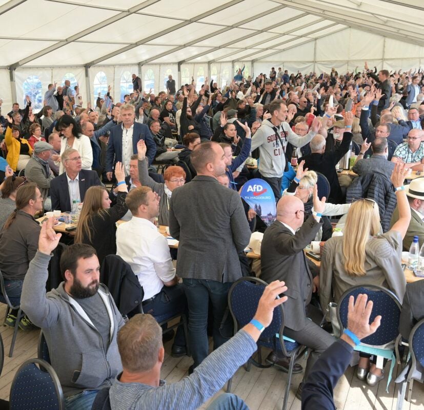 Blick in das AfD_Parteitagszelt in Dessau.