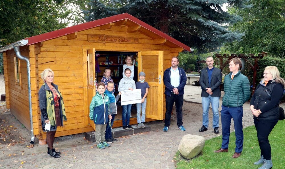 Anna Kiehl (rechts) und Stefan Lutzmann (2.v.r) haben den Symbolischen Scheck der Volksbank überbracht. Schulleiterin Antje Berger dankte aber auch Marcel Schlobach (4.r.) und Fördervereinschef Stefan Schmidt (3.v.r.).
