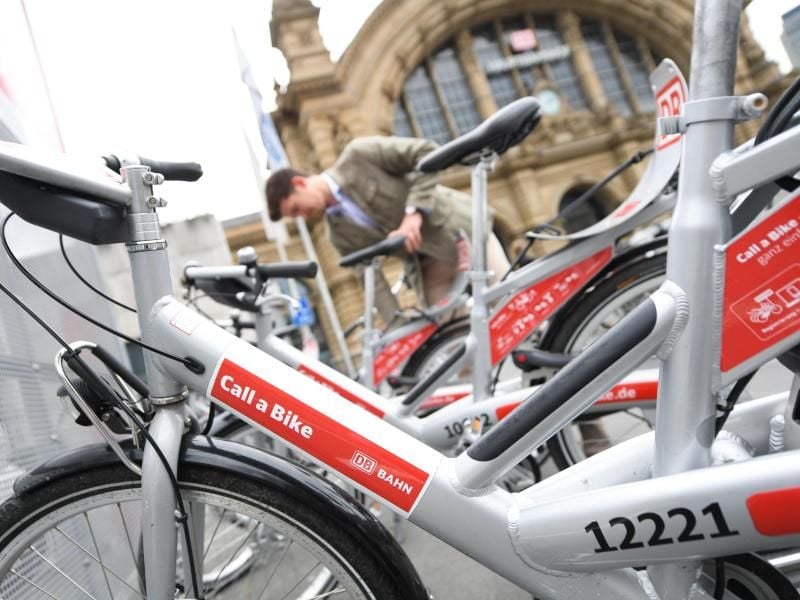 „Call a Bike”-Leihfahrräder am Hauptbahnhof in Frankfurt am Main. Foto: picture alliance / Arne Dedert/dpa