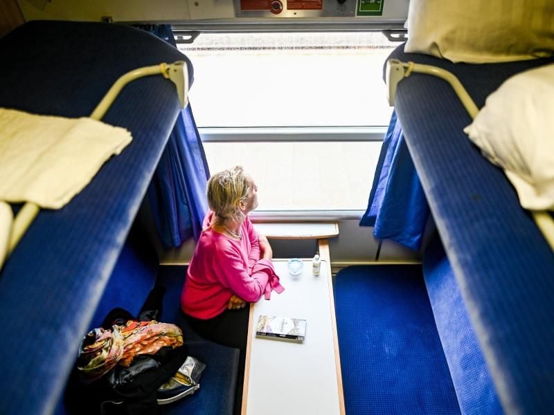 Blick in ein Abteil des neuen Nachtzugs von Sylt nach Salzburg. Foto: Axel Heimken/dpa