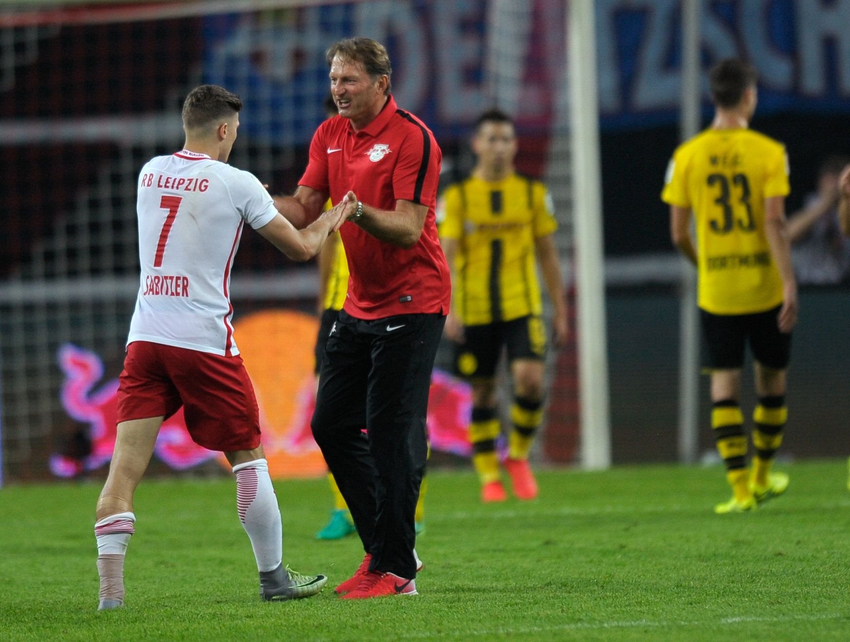 RBL-Trainer Ralph Hasenhüttl (r.) freut sich mit Mittelfeldspieler Sabitzer über die drei Punkte gegen Borussia Dortmund.