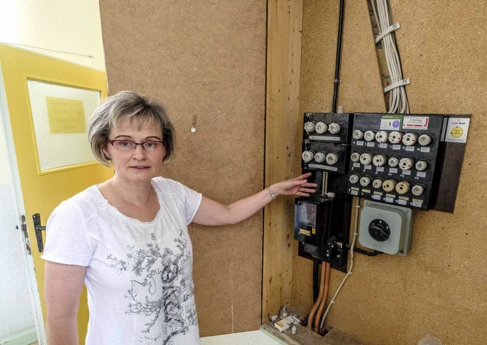 Die Elektrik im Haus entspricht nicht den Vorschriften, wie Steffi Joschko zeigt - nicht zuletzt deshalb wurde jetzt der Auszug angeordnet.