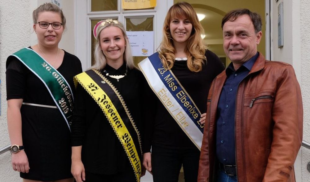 Bürgermeister Michael Jahn mit den Hoheiten Sara Löbnitz (Heidekönigin), Theresa Zwicker (Weinprinzessin) und Stephanie Ott („Miss Elbenixe“, von links).