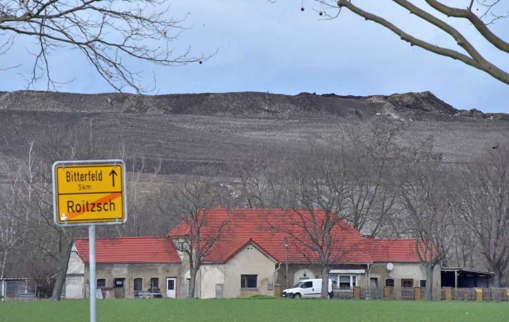 Der Berg aus Erde, Schutt und Stein an der B100, in guter Sichtweite zum Ort, wächst und wächst.