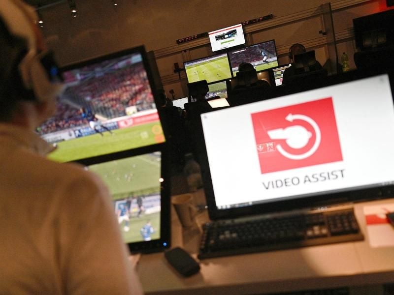 Besuch im Video-Assist-Center, wo Video-Assistenten den Spielverlauf an Bildschirmen verfolgen. Foto: Henning Kaiser/dpa
