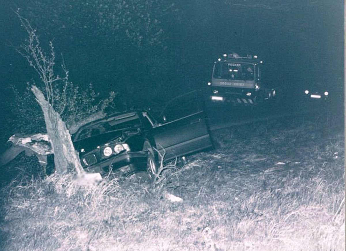 Einsatzwagen (r) von Rettungskräften steht am Ort eines vermeintlichen Autounfalls (l) in der Nähe der Raststätte Wetterau.