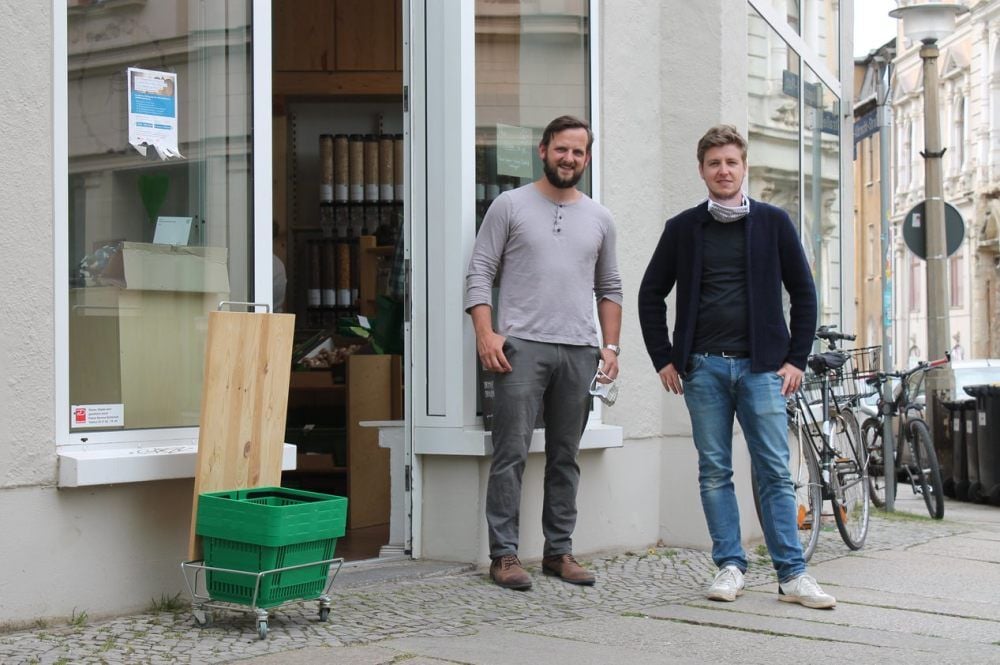 Hannes Schulz (l.) und Florian Thürkow vor ihrem Unverpacktladen „abgefüllt“