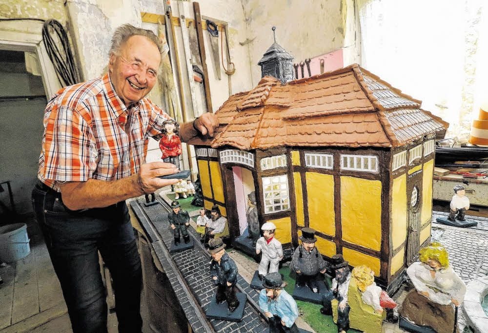 Der Gerbstedter Modellbauer Günther Beinert hat das Haltestellenhäuschen und Passagiere der Elektrischen Kleinbahn aus Beton hergestellt.