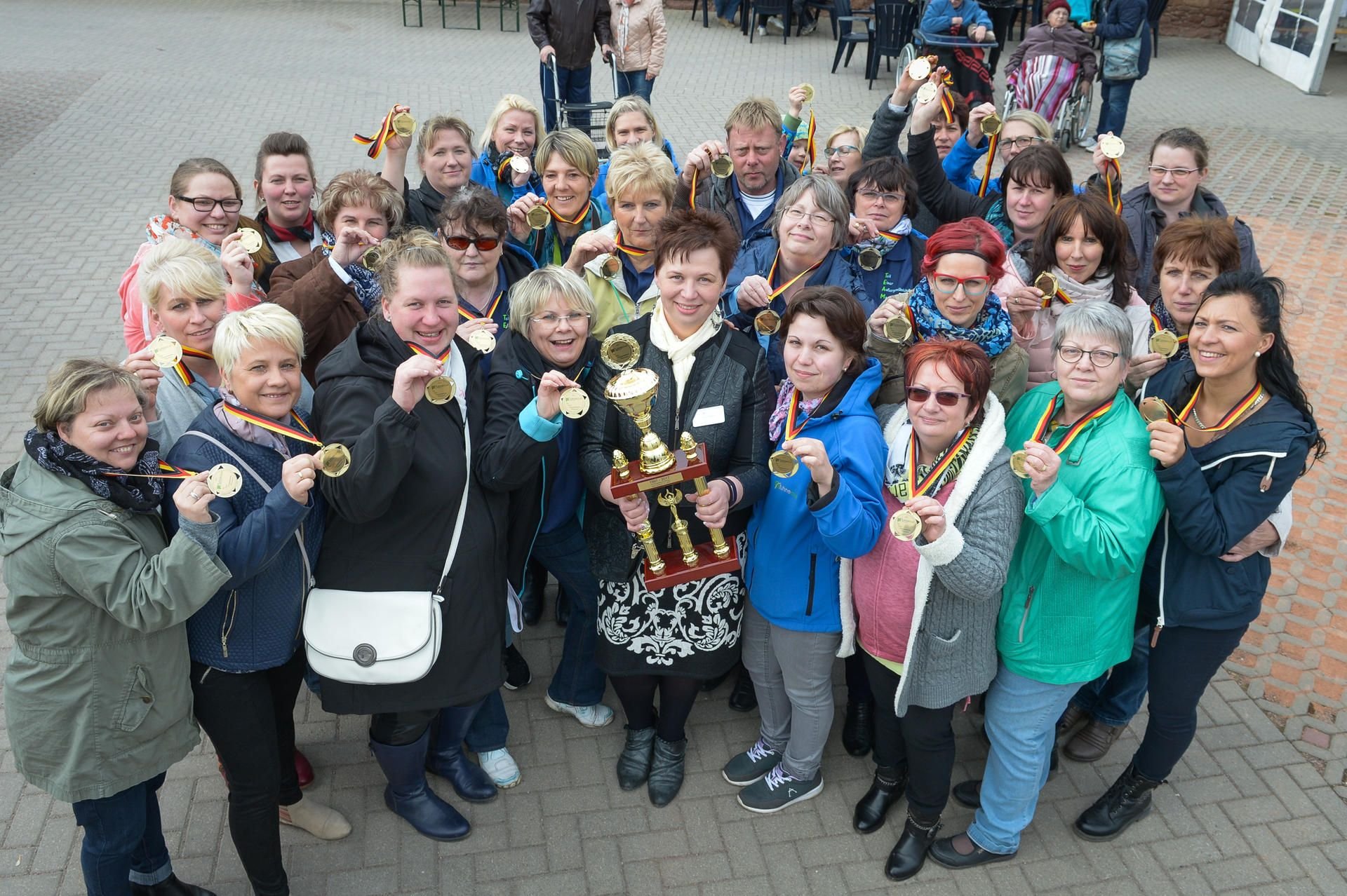 Annett Rabe (Mitte, mit dem Pokal in der Hand) mit einigen ihrer Mitarbeiterinnen und dem einzigen Mann in der Belegschaft.