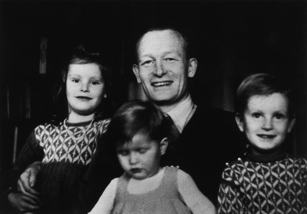 Das Foto von 1942 zeigt Adolf Reichwein mit seinen Kindern.