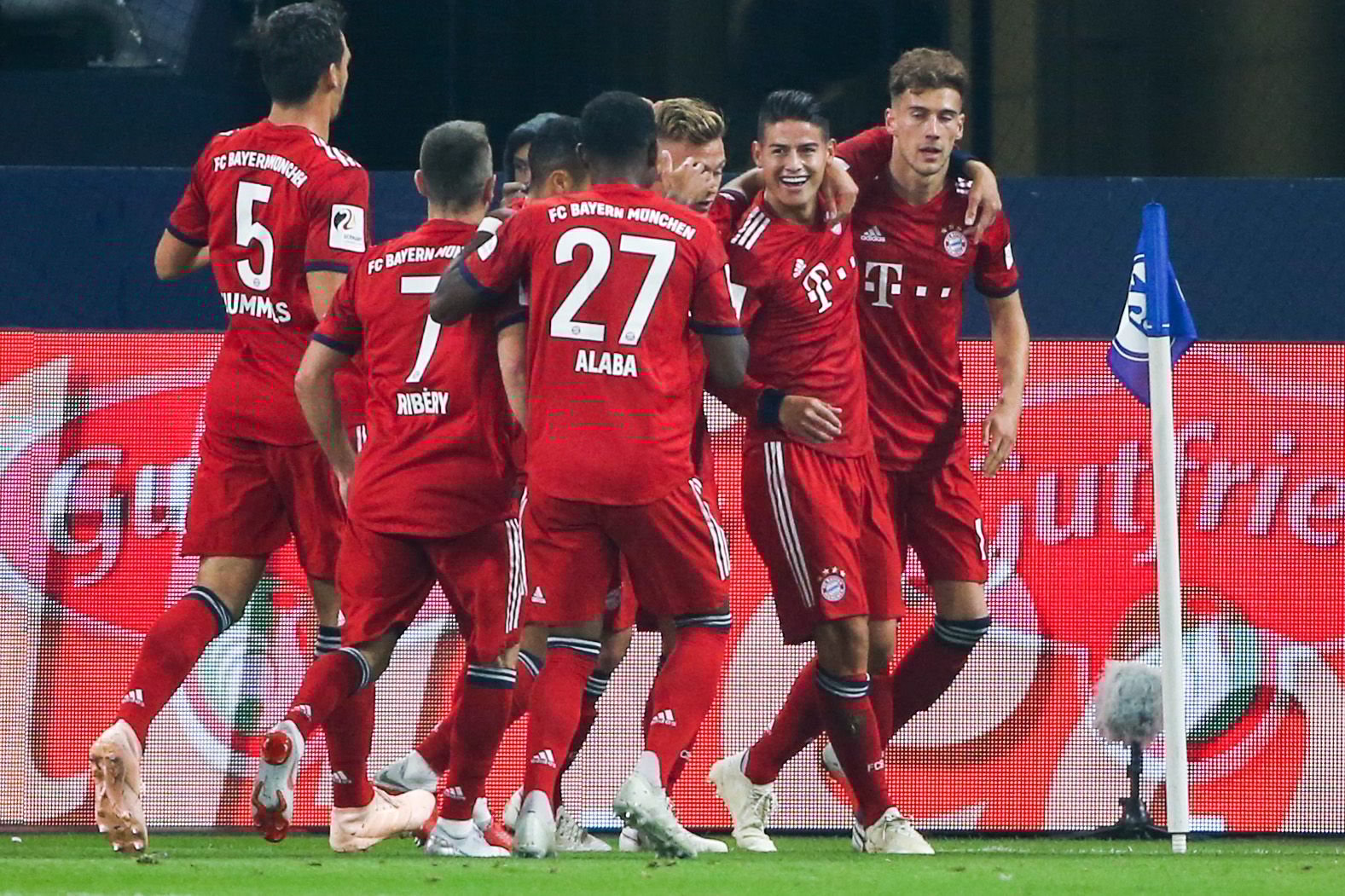 Torschütze James Rodriguez (2. v. r.) jubelt mit seinen Teamkollegen.