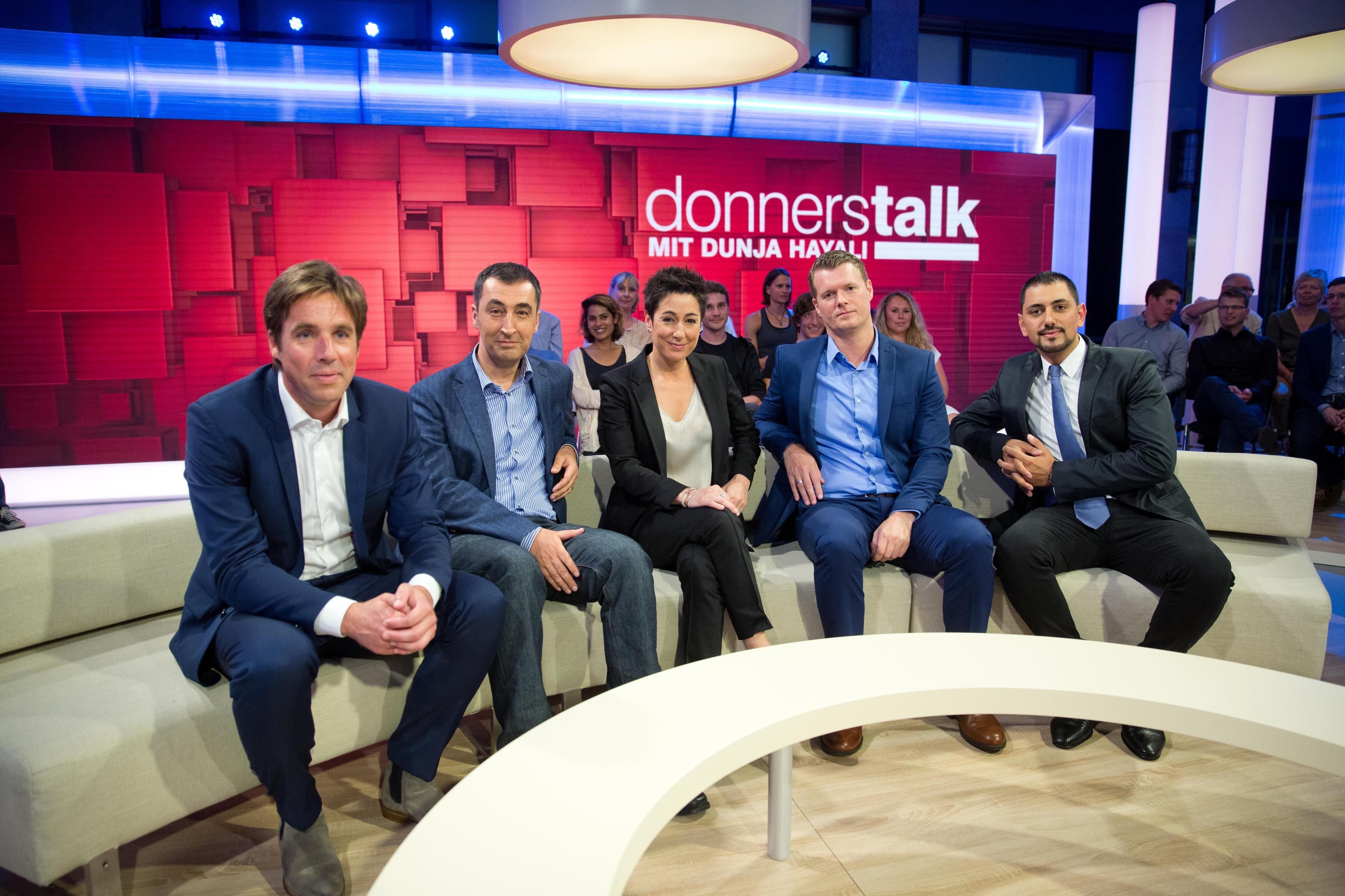 Der Donnerstalk mit Moderatorin Dunja Haylia und den Gästen Markus Feldenkirchen (l-r), der Grünen-Politiker Cem Özdemir, der Informatik-Professor Frank Steinicke und Unternehmer Yahya Kilicaslan.
