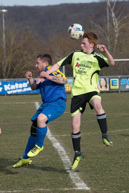 Der Bad Kösener Marcel Röse-Oberreich (r.) im Kopfballduell mit Sven Bechstedt (Bad Bibra/Saubach).