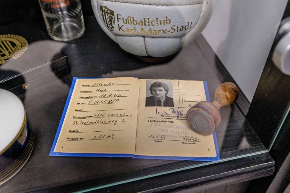 In den zahlreichen Vitrinen finden sich viele Kleinigkeiten. Wer zu Besuch kommt, sollte etwas Zeit mitbringen.