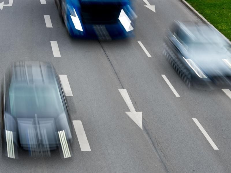 Wer die Geschwindigkeitsbegrenzung überschreitet, dem droht nicht immer ein Entzug der Fahrerlaubnis. Zum Beispiel, wenn nachweislich festgestellt werden kann, dass die Tachoanzeige defekt ist. Foto: Patrick Pleul