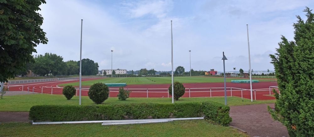Viele Wochen herrschte hier Zwangspause, bald ist es wieder belebt: das Fritz-Heinrich-Stadion in Bitterfeld.