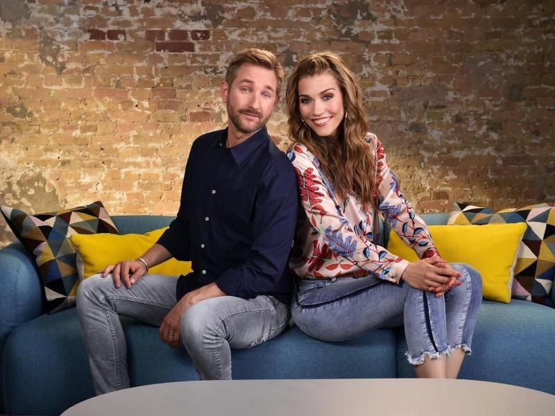 Annett Möller und Daniel Boschmann, Moderatoren des Magazins "Endlich Feierabend!". Foto: Andre Kowalski/SAT.1