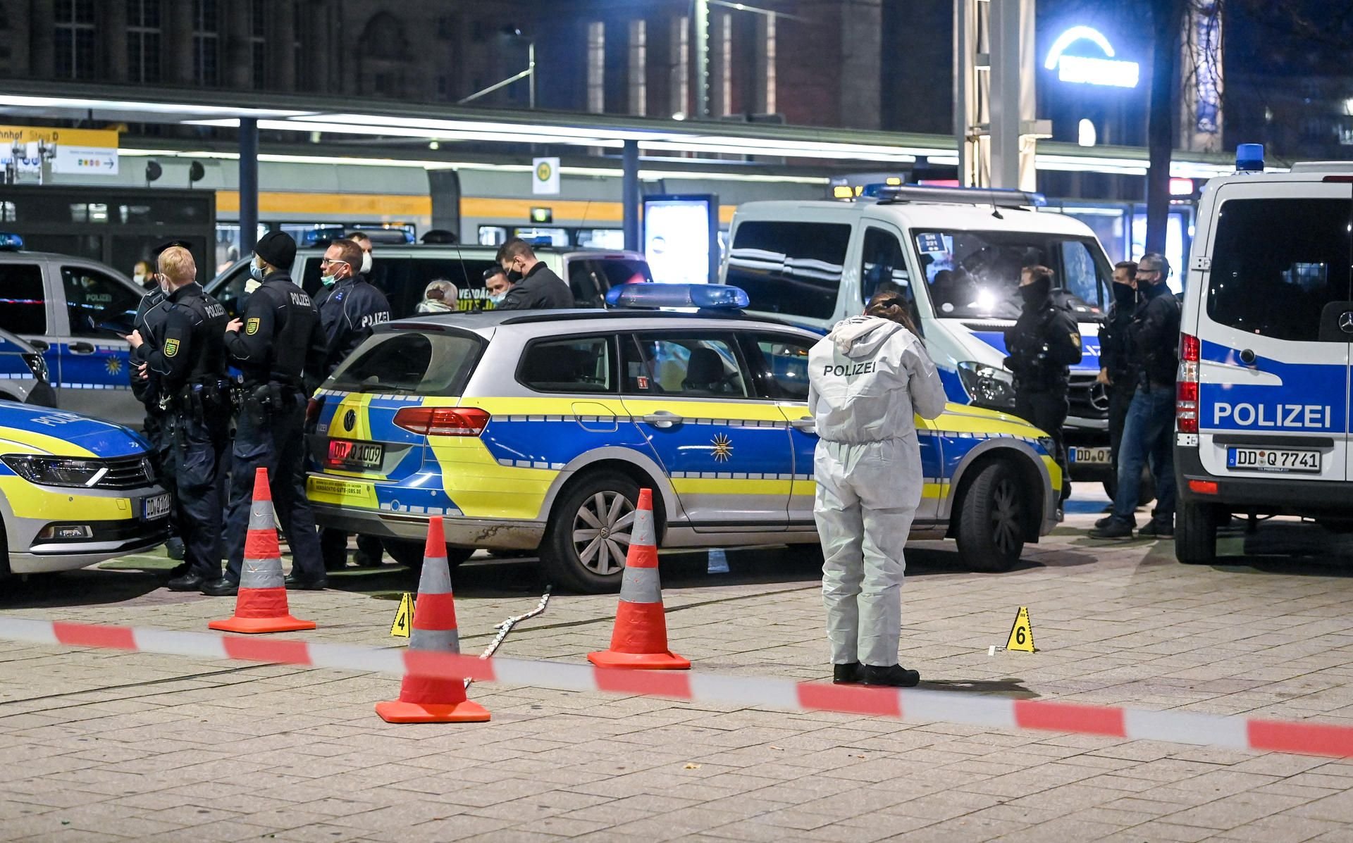 Ermittler sichern Spuren vor dem Hauptbahnhof in Leipzig. Bei einer Auseinandersetzung mit mehreren Beteiligten sei eine Person tödlich verletzt worden.