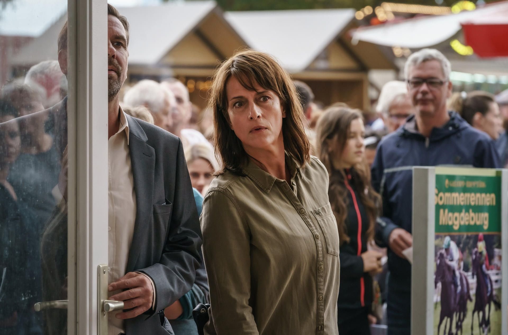 Kommissarin Brasch (Claudia Michelsen) beobachtet Micky im Wettbüro - eine Szene aus "Polizeiruf 110: Totes Rennen".