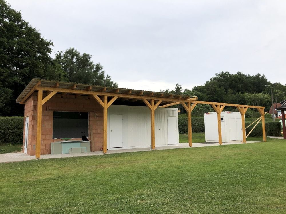 Ein neuer Kiosk und neue Umkleide- und Sanitärcontainer wurden auf dem Gelände des Waldbads in den vergangenen Wochen errichtet.