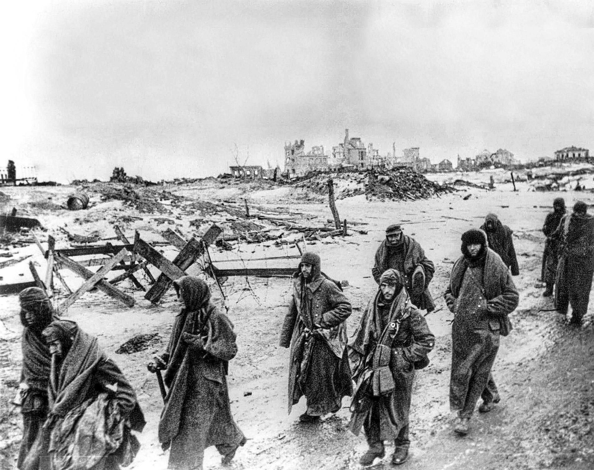 Vor 75 Jahren: Wehrmachts-Soldaten gehen nach der Kapitulation ihrer Armee durch die zerstörte Stadtmitte von Stalingrad in die Kriegsgefangenschaft.