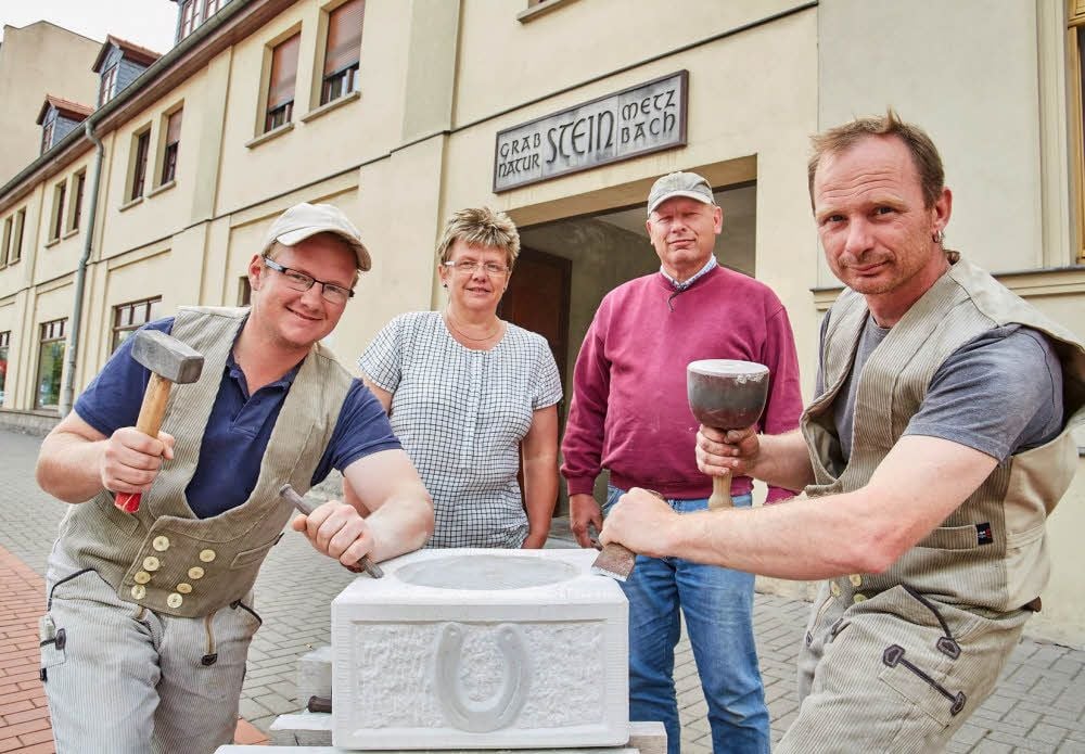 Ralf Steinbach (von links), Constanze Steinbach, Reinhard Steinbach und Marcus Knechtel vor dem Steinmetz-Geschäft an Bernburgs Bahnhofstraße.