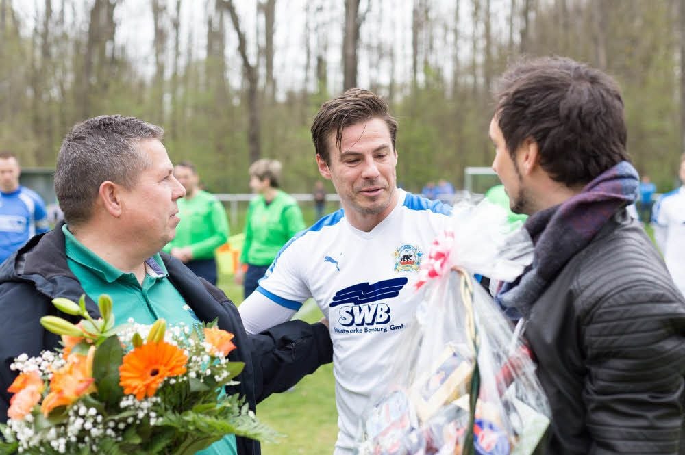 Vor dem Spiel gegen Fortuna Magdeburg wurde Thomas Baumgarten von Askania-Präsident Michael Angermann (l.) offiziell verabschiedet.