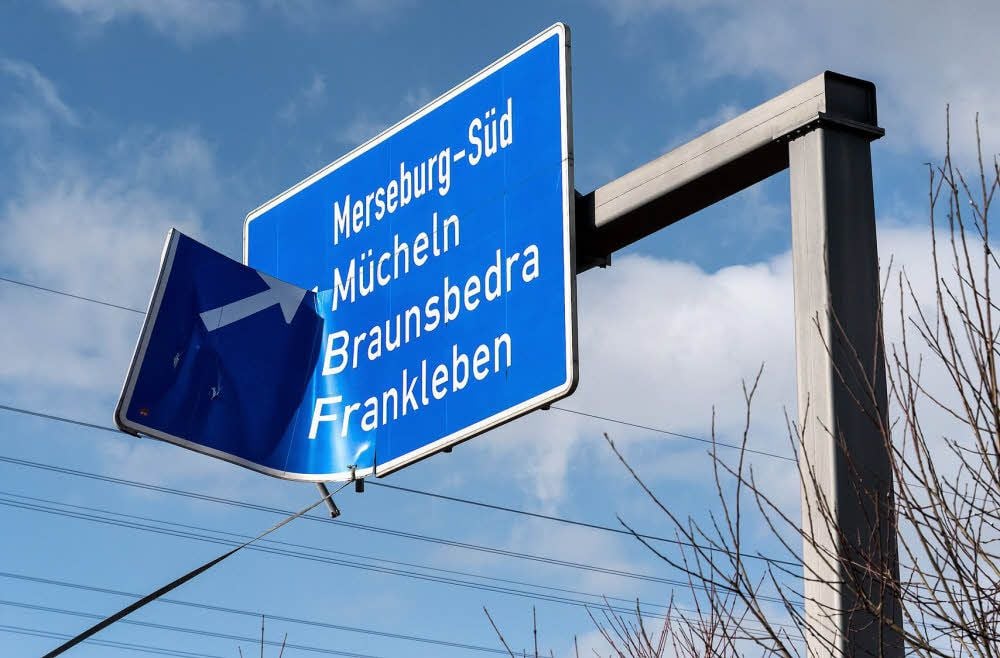 Von Sturmböen zerfetzt wurde dieses Hinweisschild der A38 an der Ausfahrt Merseburg-Süd.