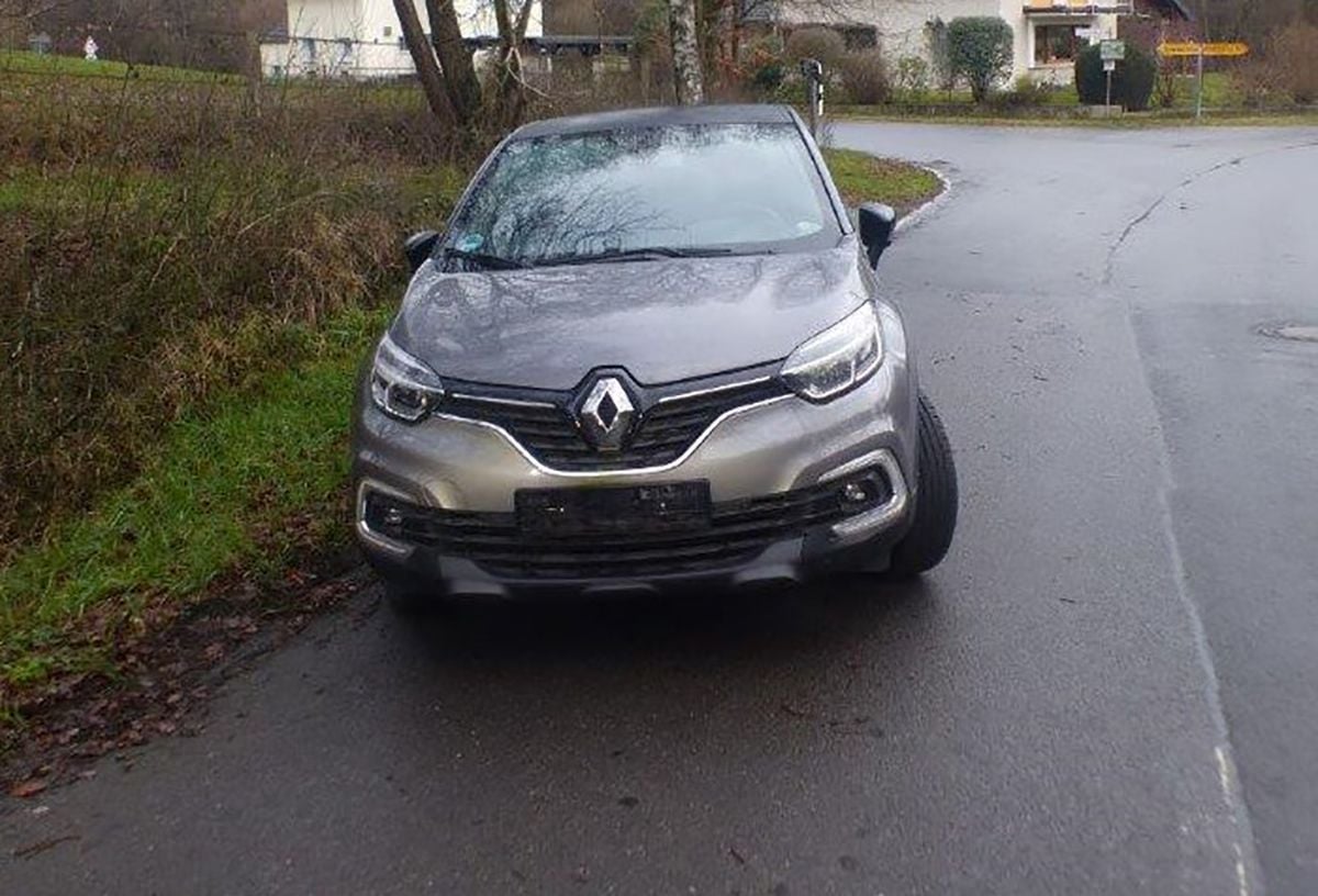 Das Auto mit der Leiche einer 48-jährigen Frau im Kofferraum steht ohne Kennzeichen abgestellt am Straßenrand bei Königswinter.