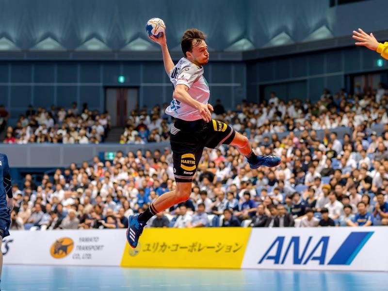 Der deutsche Handball-Nationalspieler Patrick Groetzki trifft mit einem Sprungwurf gegen Japan. Foto: Sascha Klahn
