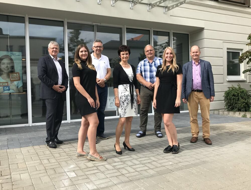 Friederike Göllner (2. von links) und Vivien Sommer (2. von rechts) organisierten den Regionalwettbewerb, eine Jury mit Friedrich-Wilhelm Baden (von links), Torsten Adam, Lolita Broska, Uwe Grenzau und Paul Koller bewertete die 19 Bewerbungen der Sportvereine aus Salzlandkreis und Börde.