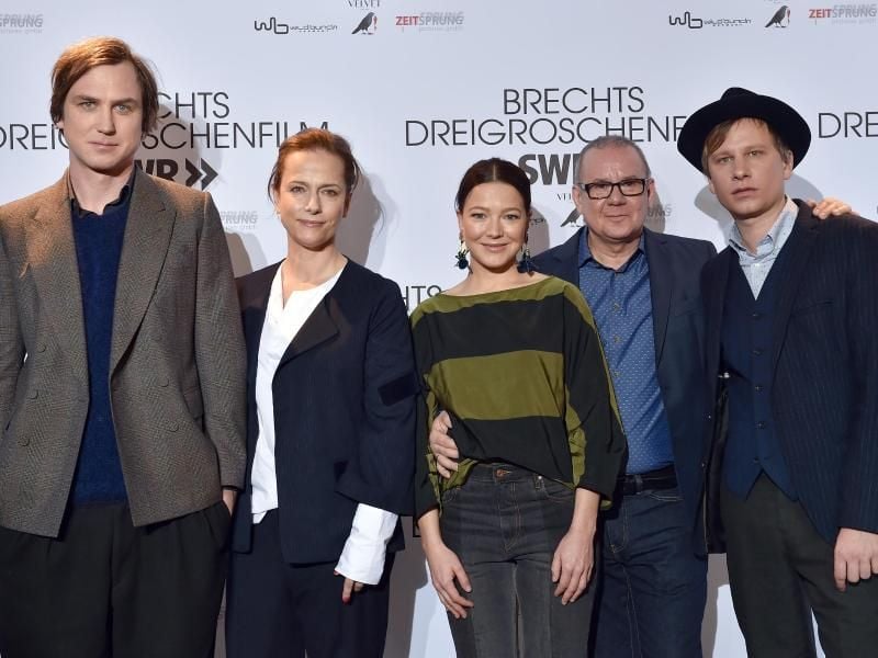 Die Schauspieler Lars Eidinger (l-r), Claudia Michelsen, Hannah Herzsprung, Joachim Król und Robert Stadlober bei einem Photocall zum Filmprojekt "Brechts Dreigroschenfilm". Foto: Britta Pedersen