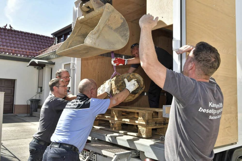 Der Sprengkörper wurde auf einen Spezialtransporter verladen und in die Colbitz-Letzlinger Heide gebracht.