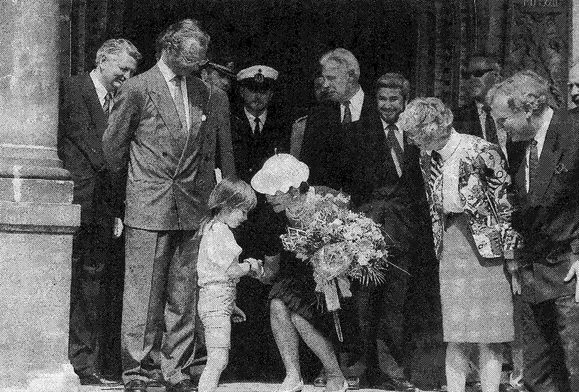 Vor dem Rathaus Wittenberg bekommt die schwedische Königin Silvia von Schweden 1993 Blumen überreicht.
