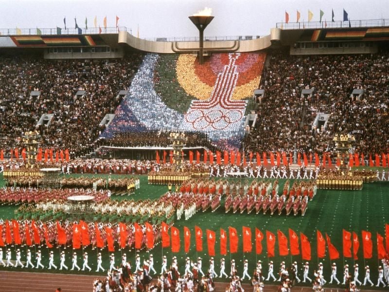 Blick in das vollbesetzte Leninstadion in Moskau während der Eröffnungsfeier der Olympischen Spiele. Foto: -/dpa