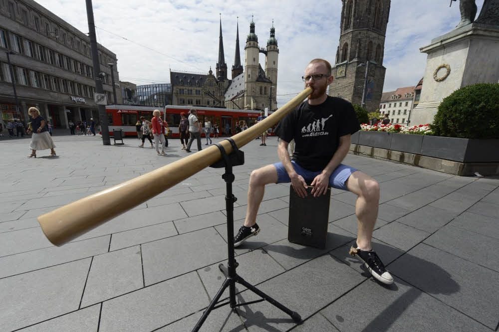 Philipp Gerisch spielt meist in der Leipziger Straße oder am Händeldenkmal Didgeridoo. Dabei sitzt er auf seiner Cajón.