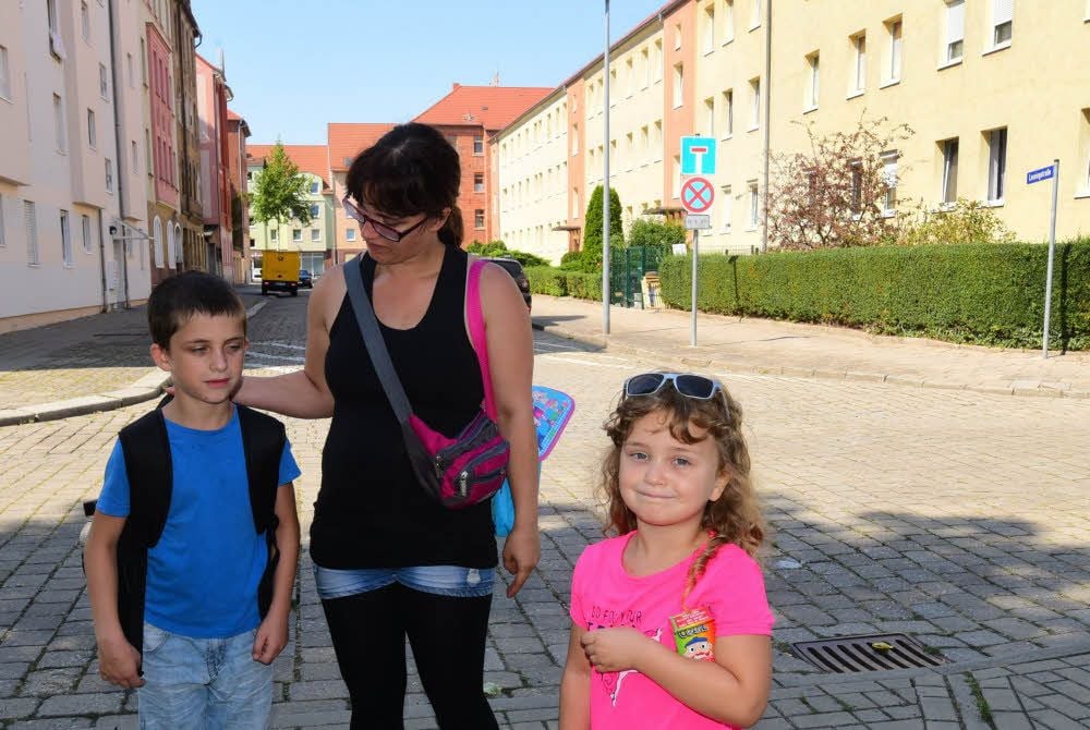Franziska Kuhnt und ihre Kinder Philipp (8) und Emely (4) gehen täglich durch die Lessingstraße - von der Prostitution wusste die Mutter nichts.