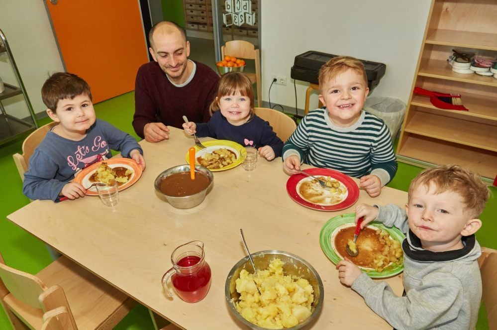 Lilly (v. l.), Meike, Bennet und Tommy werden bei den „Güstener Spatzen“ von Dominik Schumann betreut.