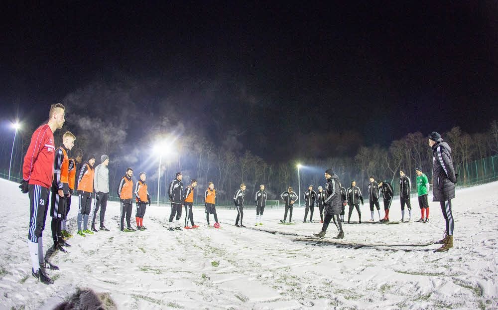 Trainingsauftakt bei der SG Union Sandersdorf: Wie im Vorjahr war der Platz am Montag noch von Schnee bedeckt.