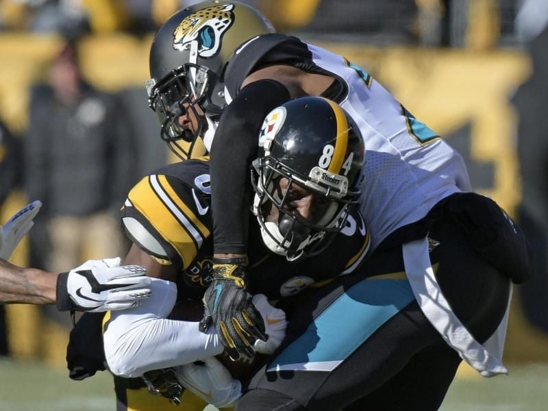 Hat seinen Gegner immer im Griff: Abwehrspieler Jalen Ramsey (r). Foto: Don Wright/FR87040 AP/dpa