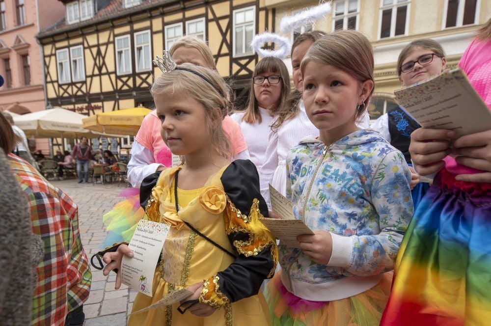Die Jüngsten vom Quedlinburger Carneval Verein waren mit Flyern auf der Suche nach neuen Mitstreitern.