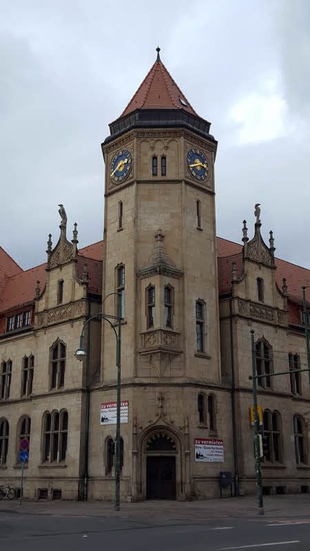 An der Hauptpost wurde von einem wütenden Kunden eine Tür beschädigt.