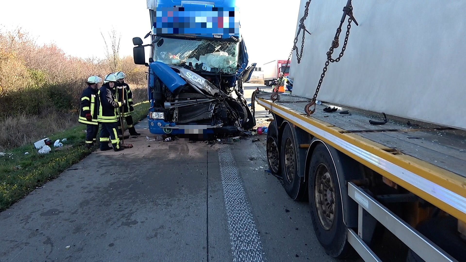 Auf der A2 ist es bei Alleringersleben zu einem schweren Lkw-Unfall gekommen.