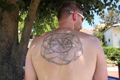 Jens Schmidts Tattoo soll an Zeichen von Aliens in Kornfeldern erinnern.